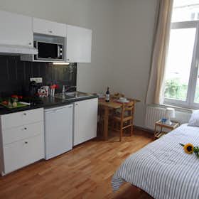 Studio for rent for €800 per month in Saint-Josse-ten-Noode, Rue des Deux Tours