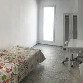 Private room for rent for €305 per month in Córdoba, Calle Pedro López
