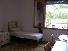 私人房间 正在以 €380 的月租出租，其位于 Florence, Via Ottavio Fabrizio Mossotti