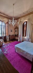 私人房间 正在以 €549 的月租出租，其位于 Siena, Viale Don Giovanni Minzoni