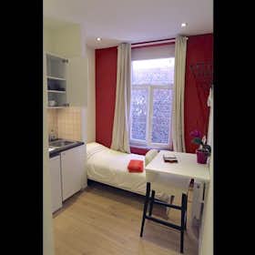 Studio for rent for €680 per month in Brussels, Avenue de la Brabançonne