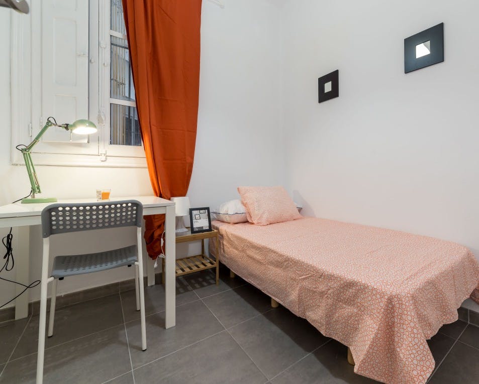 Private room for rent for €300 per month in Valencia, Carrer Matías Perelló