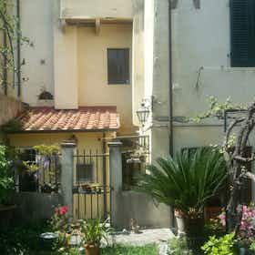 Appartement te huur voor € 4.500 per maand in Pisa, Via Don Gaetano Boschi