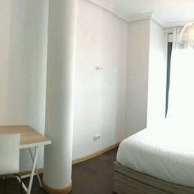 Private room for rent for €815 per month in Madrid, Avenida del Planetario