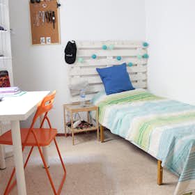 Private room for rent for €305 per month in Sevilla, Calle Azafrán