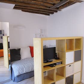 Studio for rent for €1,499 per month in Paris, Rue des Ecouffes