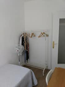 Cameră privată de închiriat pentru 295 EUR pe lună în Sevilla, Calle Fernando de Rojas
