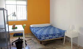 Private room for rent for €490 per month in Sevilla, Calle Porvenir