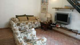 公寓 正在以 €950 的月租出租，其位于 Pisa, Via Giuseppe Giusti