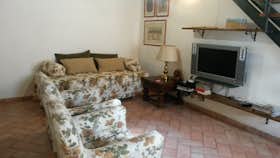 公寓 正在以 €950 的月租出租，其位于 Pisa, Via Giuseppe Giusti
