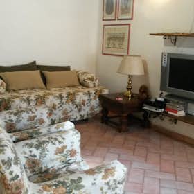 Apartament de închiriat pentru 950 EUR pe lună în Pisa, Via Giuseppe Giusti