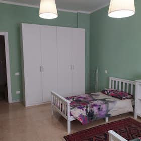 Mehrbettzimmer zu mieten für 400 € pro Monat in Florence, Via Valdichiana