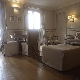 Apartment for rent for €2,000 per month in Paris, Rue Saint Honoré