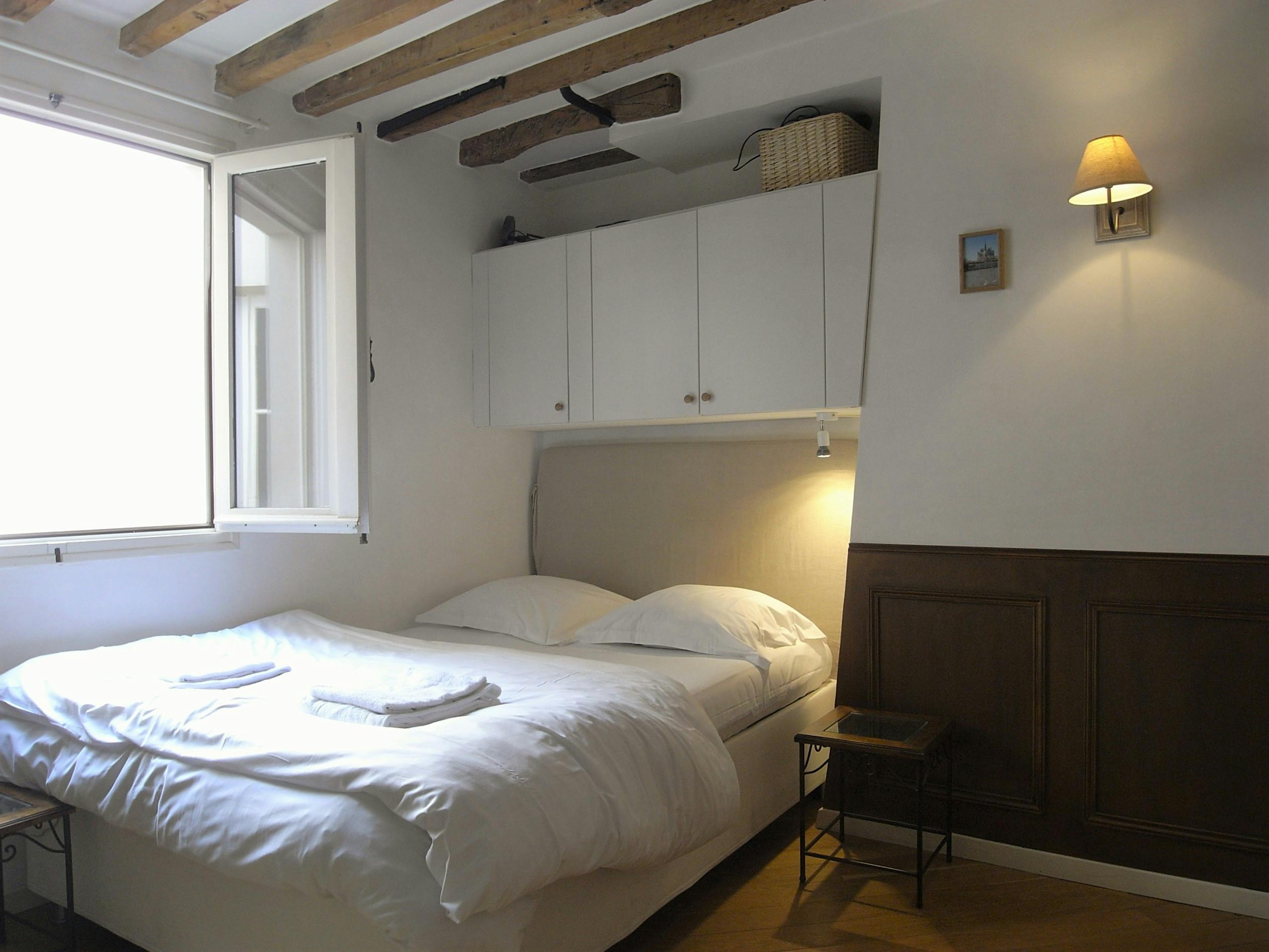 Studio for rent for €1,300 per month in Paris, Rue Boutarel