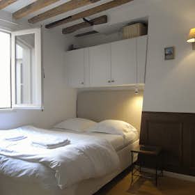 Apartment for rent for €1,250 per month in Paris, Rue Boutarel