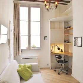 Studio for rent for €1,300 per month in Paris, Rue Le Regrattier