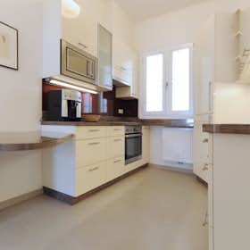 Apartment for rent for €2,890 per month in Vienna, Tanbruckgasse