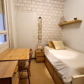 Private room for rent for €600 per month in Barcelona, Avinguda del Paral.lel