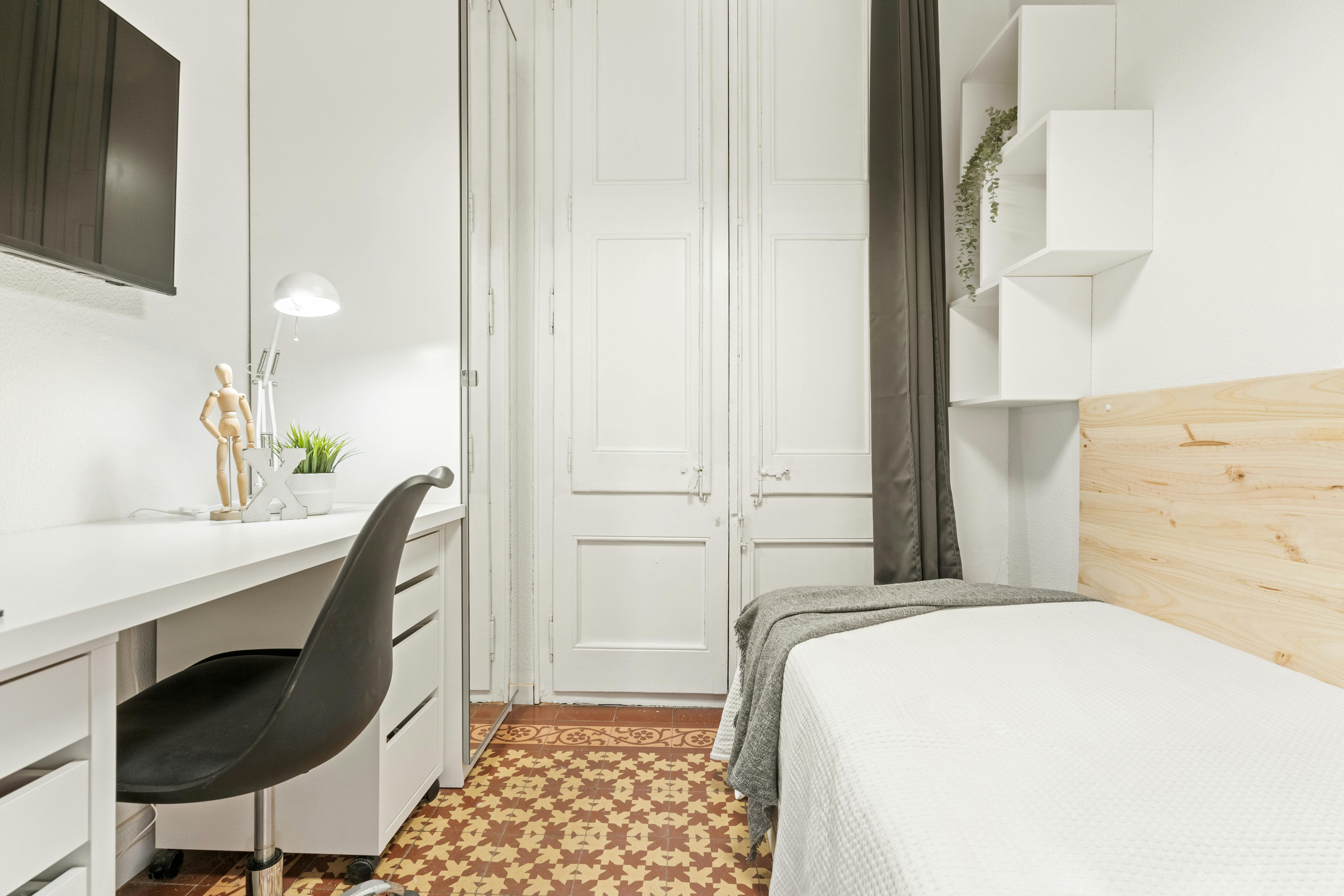 Private room for rent for €592 per month in Barcelona, Passeig de Sant Joan