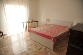 Private room for rent for €430 per month in Pisa, Via Giuseppe Montanelli