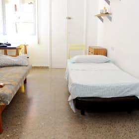 Private room for rent for €310 per month in Sevilla, Calle Atanasio Barrón