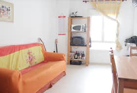 Apartment for rent for €825 per month in Sevilla, Plaza San Martín