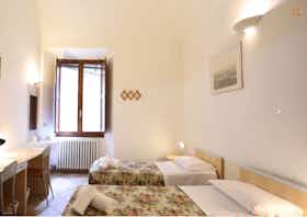 Delat rum att hyra för 450 € i månaden i Siena, Via del Porrione