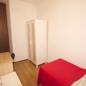 Private room for rent for €580 per month in Madrid, Calle de Chinchilla