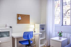 Private room for rent for €590 per month in Madrid, Calle de Benito Gutiérrez