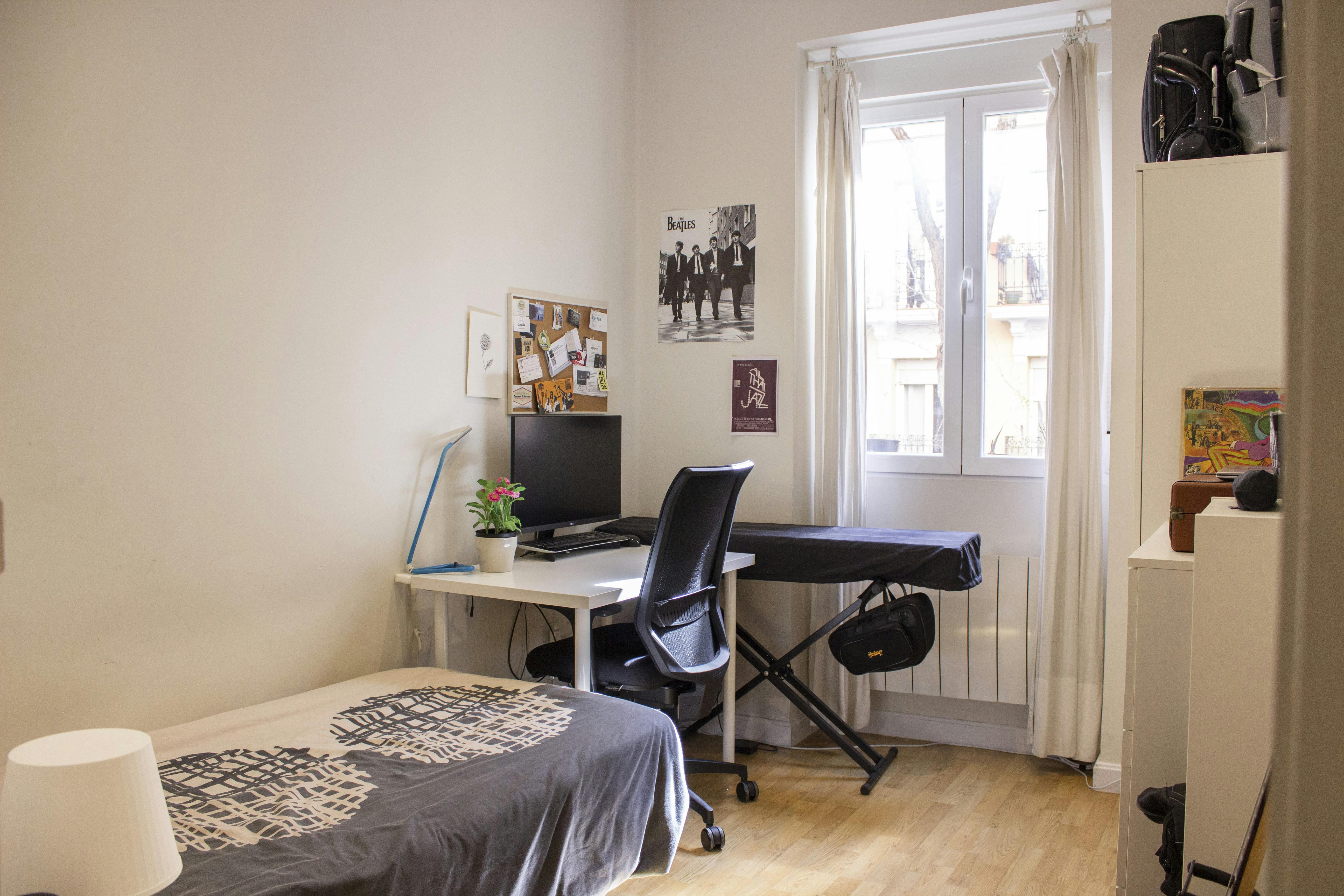 Private room for rent for €630 per month in Madrid, Calle de Benito Gutiérrez