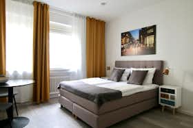单间公寓 正在以 €1,849 的月租出租，其位于 Köln, Limburger Straße