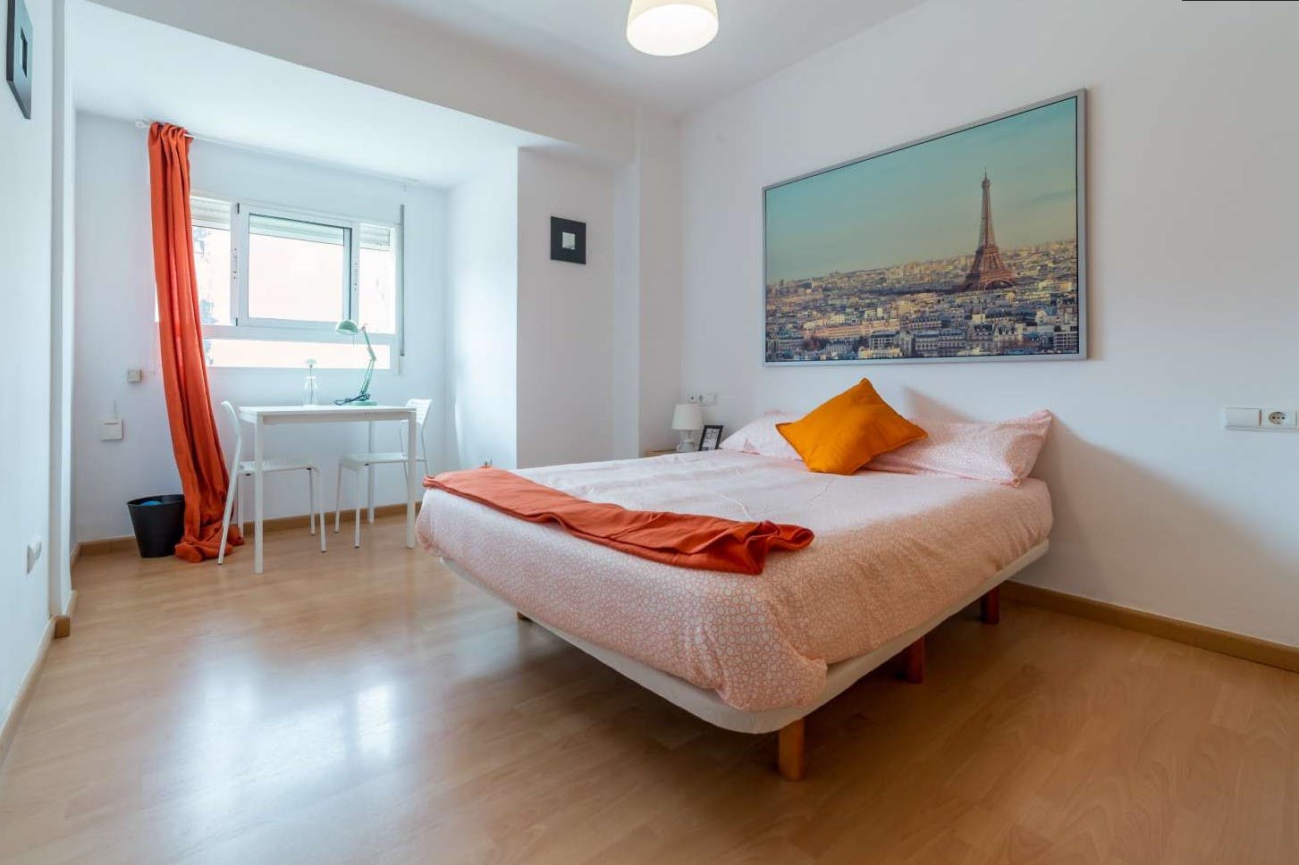 Private room for rent for €375 per month in Valencia, Carrer de Calvo Acacio