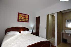 Отдельная комната сдается в аренду за 400 € в месяц в Lourinhã, Rua dos Touritas