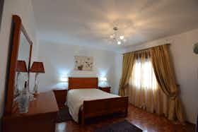 私人房间 正在以 €400 的月租出租，其位于 Lourinhã, Rua dos Touritas