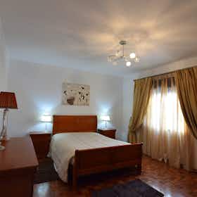 私人房间 正在以 €400 的月租出租，其位于 Lourinhã, Rua dos Touritas