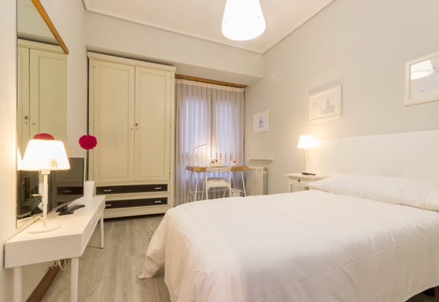 Private room for rent for €680 per month in Bilbao, Landin Felix Doctor Kalea