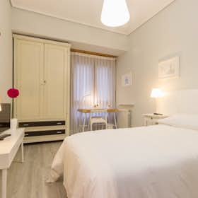 Private room for rent for €640 per month in Bilbao, Landin Felix Doctor Kalea