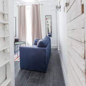Private room for rent for €685 per month in Paris, Rue des Poissonniers