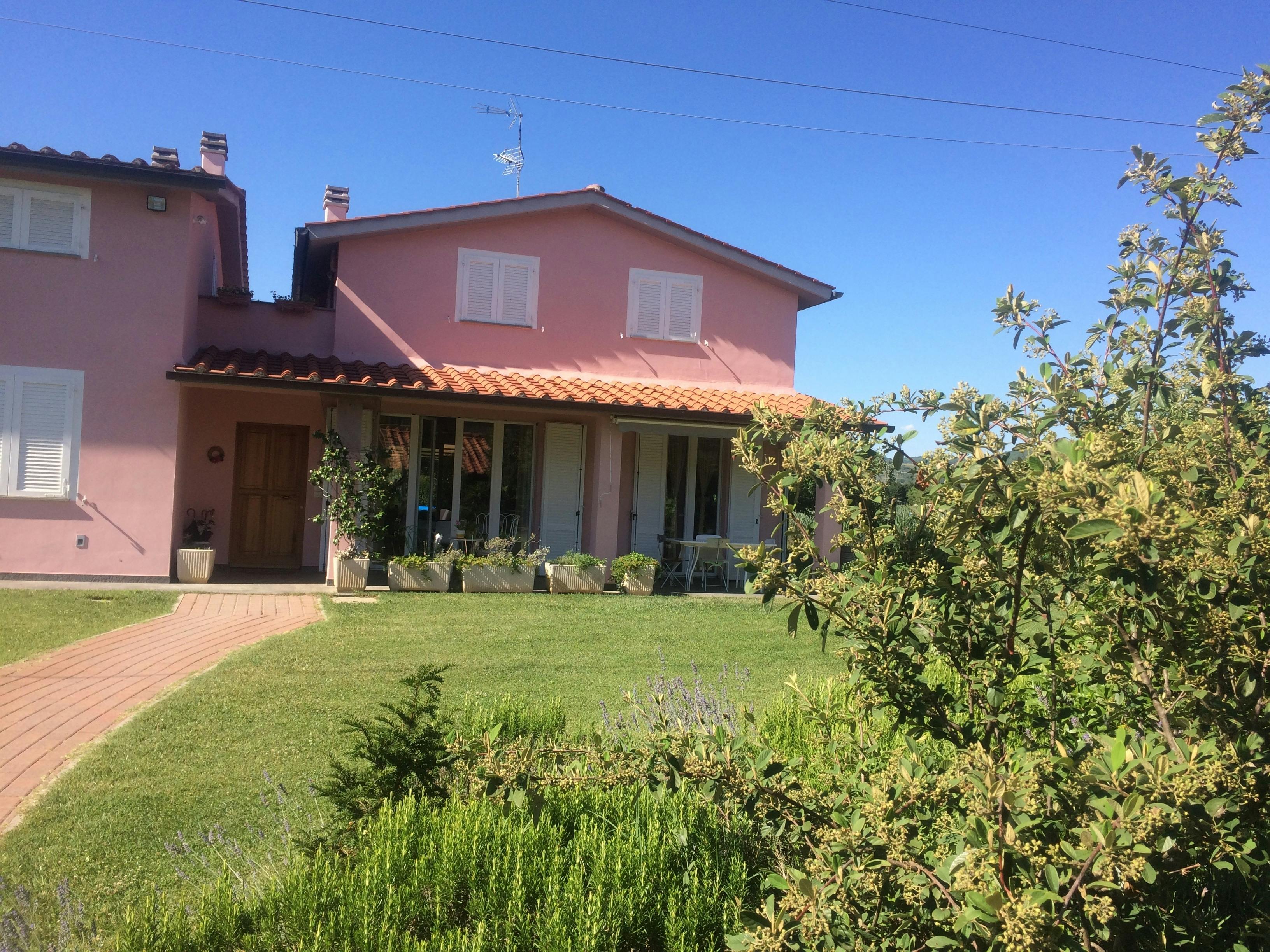 公寓 正在以 €700 的月租出租，其位于 Arezzo, Via Fontebranda