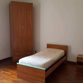 私人房间 正在以 €300 的月租出租，其位于 Parma, Viale Antonio Fratti