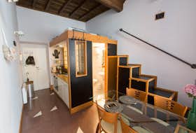 Studio for rent for €1,300 per month in Rome, Vicolo del Farinone