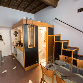 Студия сдается в аренду за 1 300 € в месяц в Rome, Vicolo del Farinone