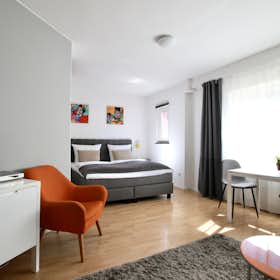 Studio for rent for €2,180 per month in Köln, Bismarckstraße