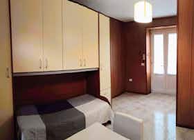 Appartement te huur voor € 390 per maand in Turin, Via Maria Ausiliatrice