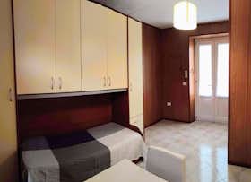 Appartement te huur voor € 390 per maand in Turin, Via Maria Ausiliatrice