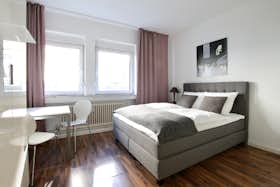 单间公寓 正在以 €1,490 的月租出租，其位于 Köln, Limburger Straße