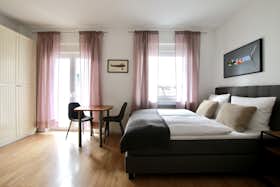 单间公寓 正在以 €1,490 的月租出租，其位于 Köln, Limburger Straße