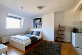 Studio for rent for €1,490 per month in Köln, Roonstraße