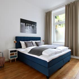 Apartment for rent for €2,125 per month in Köln, Siegesstraße