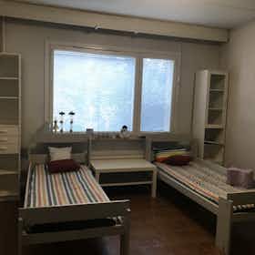 Mehrbettzimmer zu mieten für 315 € pro Monat in Helsinki, Tuvvägen